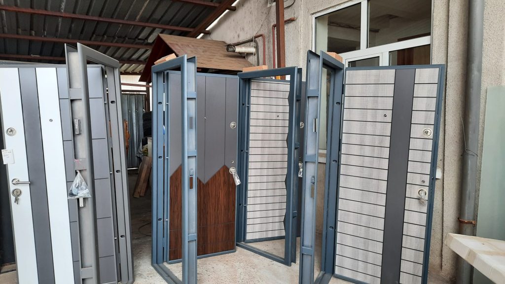 Usi Pitesti 12 Usi metalice de exterior expuse in depozit
